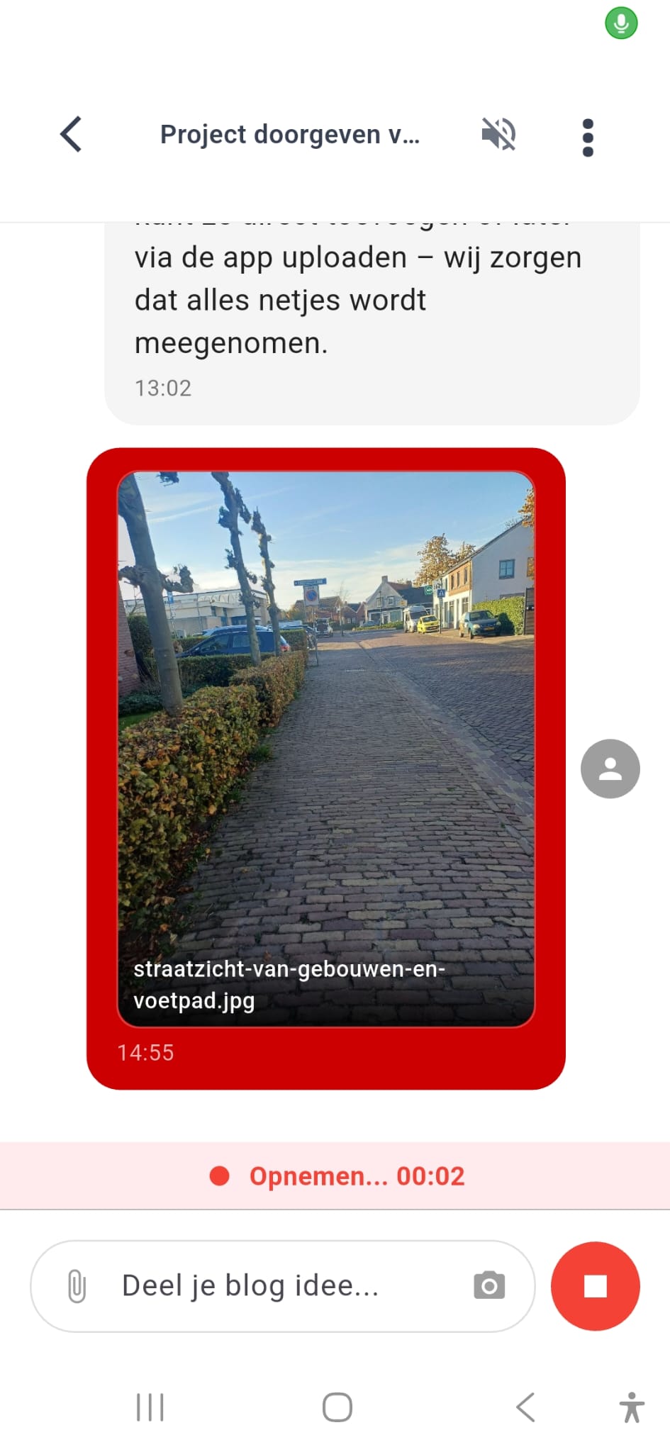 Chat interface toont geüploade foto met audio bericht en upload animatie